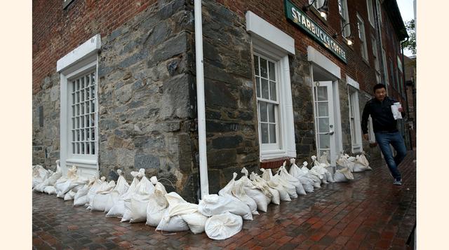 En tanto, Bermuda se prepara para el azote del huracán Joaquín. Los habitantes de Jamaica tapian ventanas y guardan provisiones mientras la tormenta se acerca a la isla como huracán de categoría 3. (Foto: Reuters)