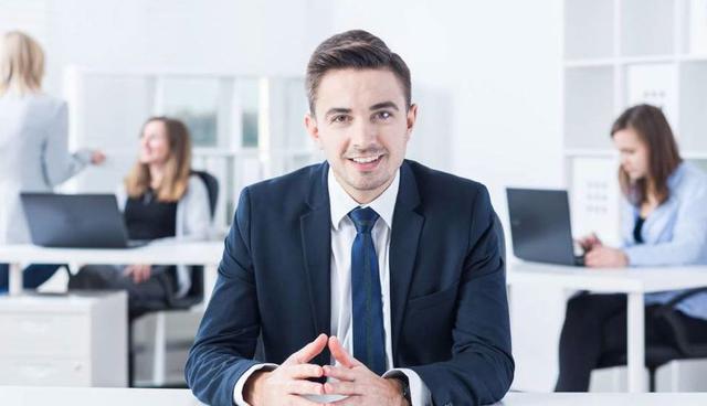 FOTO 7 | 7. Crea actividades divertidas que apoyen el trabajo en equipo
Las actividades que te ayudan a mejorar el trabajo en equipo, tales como eventos enfocados en la comunicación, la resolución de problemas, la toma de decisiones y la construcción de la confianza son una gran forma de ayudar a que tus empleados rompan esas barreras y se conozcan mejor entre ellos.

Estas actividades pueden darle a tus empleados un sentido de unidad y construir una buena moral que fomente las conexiones entre compañeros. Un equipo que funciona bien será mucho más efectivo y productivo y se divertirá más en el camino.