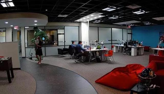 FOTO 15 | 15. Big In Japan – Texas.

Es sorprendente ver cuán rápido pueden crecer las compañías tecnológicas hoy en día. Big In Japan se encarga de desarrollar aplicaciones móviles. Su sede está en Dallas, Texas, Estados Unidos, y apenas comenzó su negocio en 2008, con su aplicación de escaneo de códigos de barras ShopSavvy.

Ahora ocupan una oficina moderna y en expansión, cuyo diseño se centra en espacios de trabajo abiertos y divertidas decoraciones, como por ejemplo una estatua de Hulk de casi tres metros. Al igual que la mayoría de las oficinas en esta lista, BIJ eliminó los cubículos y optó por un acabado más limpio y un salón de conferencias con paredes de vidrio. (Foto: viralismo)