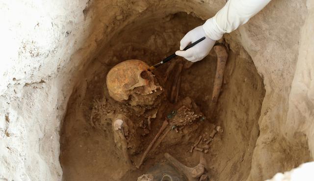 FOTO 5 | Tanto unos como otros siguieron confiriendo al monumental complejo el mismo rol ceremonial que le dieron sus creadores, como acreditan las tumbas incas aparecidas en la huaca (templo) Las Abejas, una de las 26 del complejo, gracias a la excavación hecha por la Unidad Ejecutora 005 Naylamp del Ministerio de Cultura. (Foto: Reuters)