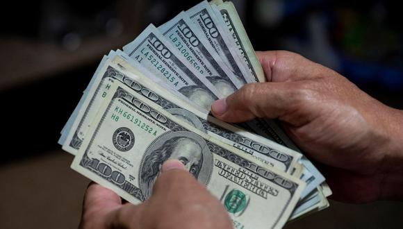 Algunos han sugerido que Argentina ya probó la dolarización en la década de 1990, cuando vinculó su moneda al dólar. (Foto: EFE)