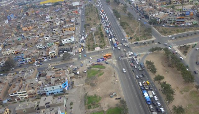 FOTO 2 | Los Alisos (Antes). Así lucía Los Alisos, zona ubicada entre los distritos de Los Olivos e Independencia, antes de la ejecución de las obras. Aquí se construyó un Paso a Desnivel, convirtiendo esta avenida en una vía que pasa por debajo de la Panamericana Norte logrando mayor fluidez del tránsito.