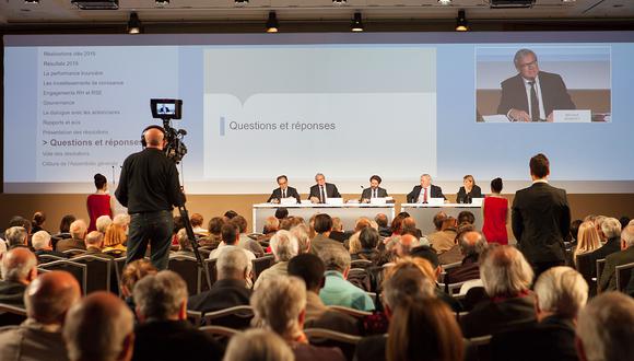 Muchas AGM presentan escasa asistencia porque los accionistas en lugares lejanos, que podrían unirse  fácilmente a una reunión virtual, no pueden estar presentes físicamente. (Foto referencial)