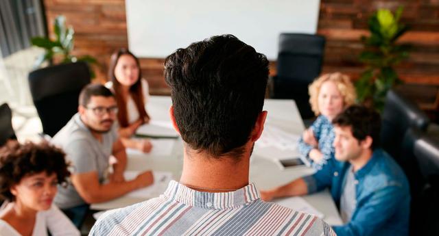 FOTO 4 | Solicita ayuda Reúnete con otras personas que vayan a dirigir o interactuar con el nuevo empleado para saber cuáles deberían ser, en su opinión, sus principales funciones.  (Foto: istock)