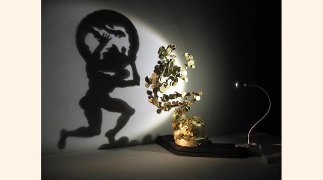 FOTO 3 | El señor de las sombras - Diet Wiegman, en los sesenta,el artista se topó con un pájaro de porcelana roto en la calle. El sol se reflejaba en la pieza y proyectaba una sombra de lo que parecía ser un gato. "El pájaro creo su propio destino, fue desgarrado por el gato", recuerda Wiegman. Desde entonces, el artista holandés comenzó a experimentar con las sombras y a trabajar con materiales descartados, vidrios, metales.