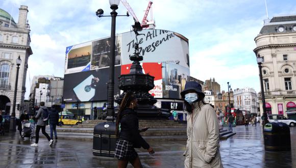 Imagen referencial. La gente camina en Piccadilly Circus en el centro de Londres, Reino Unido, el 15 de octubre de 2020. (EFE/EPA/WILL OLIVER).