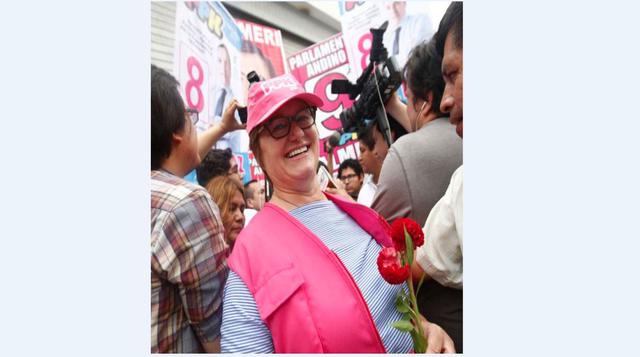 1. Nancy es una estadounidense, nació en Rock Springs, Wisconsin, Estados Unidos y tiene 62 años de edad.