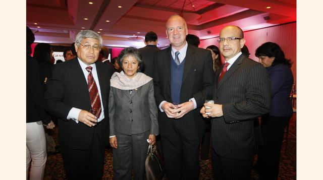 De izquierda a derecha: Edmundo Gonzáles y Niria Goñi de la USIL, junto a Gerard Giglio del Club Empresarial y César Antúnez de Mayolo de Pandero. (Foto: Manuel Melgar)