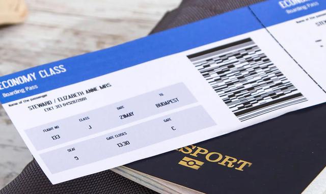 FOTO 10 | 10. Fotos de las tarjetas de embarque de los vuelos. El código de barras en su tarjeta de embarque es único y solo para ti, y si lo fotografías y lo subes a Facebook, corres el riesgo de que sea utilizado para encontrar la información que le dis