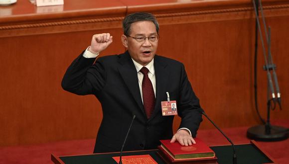El recién electo primer ministro de China, Li Qiang, presta juramento después de ser elegido durante la cuarta sesión plenaria de la Asamblea Popular Nacional (APN) en el Gran Salón del Pueblo en Beijing el 11 de marzo de 2023. (Foto de GREG BAKER / POOL / AFP)