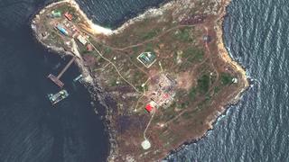 Rusia abandona isla de Serpiente, mantiene asalto en el este