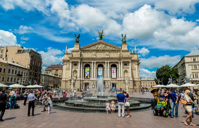 FOTO 8 | Agosto – Lviv, Ucrania. Siente la agradable brisa del verano ucraniano en tu piel, mientras exploras las calles de Lviv que te llevarán hasta el corazón de la ciudad. En la plaza Rynok encontrarás a gente refrescándose en las cuatro fuentes adornadas con estatuas de la mitología griega y romana. A tan solo unos pasos se encuentra la capilla Boyim, donde también hay un montón de terrazas y bares.
No te pierdas Світкави (Café del Mundo), que tiene una gran variedad de tipos de café y una decoración muy acogedora.
Las leyendas y el folclore se esconden por toda la ciudad. Se dice que la Ópera de Lviv casi le cuesta la vida a su arquitecto cuando el día de su inauguración la estructura se hundió medio metro. Déjate llevar por el alegre sonido de las actuaciones callejeras, deambula por el centro de la ciudad y llega hasta el Castillo de Lviv, desde donde tendrás una vista espectacular de toda la ciudad.