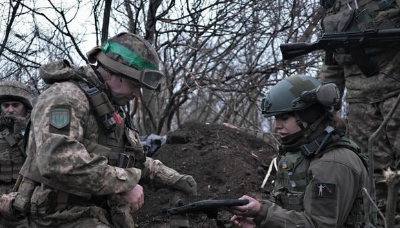 “Los ataques de la aviación táctica y de combate y el fuego de la artillería de la agrupación ‘Sur’ causaron daños a las unidades del enemigo en las localidades de Girorivka y Kalinin de la región de Donetsk” (Foto: AFP)