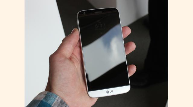 10. LG G5. El teléfono inteligente G5 de LG tiene un magnífico nuevo diseño todo de metal. También cuenta con una parte inferior removible que permite cambiar una batería agotada por una nueva. La parte inferior extraíble también puede ser cambiada con &q