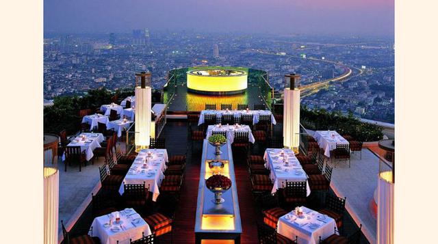 Sirocco (Bangkok) uno de los locales más icónicos de Bangkok, se puede ver la ciudad entera desde el piso 63, mientras de fondo toca una banda de jazz. (Foto: blog.goplaceit)