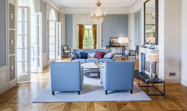 Aunque ciertamente no en una escala monárquica, la Villa Kampffmeyer era, incluso en ese momento, un ornamentado ejemplo del gusto burgués efervescente. Hay una entrada dramática rodeada de setos de boj y adornada con un pórtico monumental, un vestíbulo d