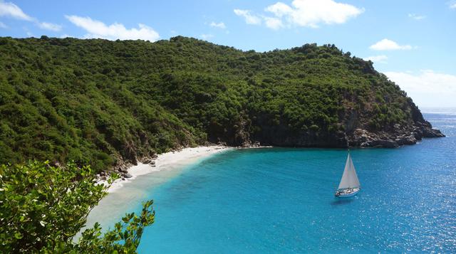 Desde el cielo en San Bartolomé. La mayoría de la gente que quiere impresionar en San Bartolomé (un territorio francés de ultramar en el Caribe) opta por un yate. Kozolchyz recomienda lo contrario: subir al cielo. Cuéntele sus intenciones al Beach Ambassa