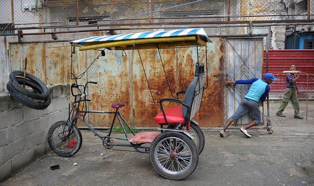El economista Pedro Monreal, autor de varios estudios sobre el tema, estima que el salario mensual medio debería aumentar cuatro veces (hasta los 116 dólares equivalentes) para cubrir la canasta básica.