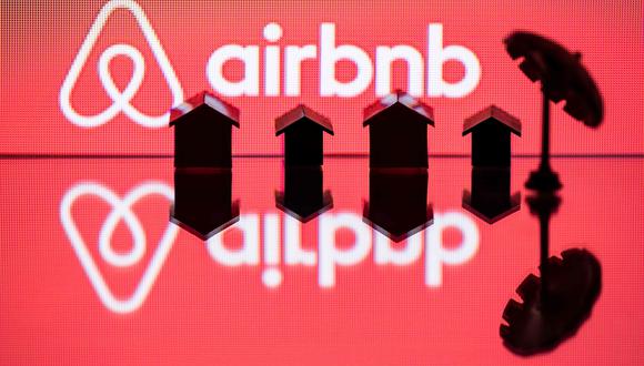 Airbnb es una aplicación que permite a las personas alquilar habitaciones o espacios de sus hogares, mayormente a turistas. (Foto: AFP)