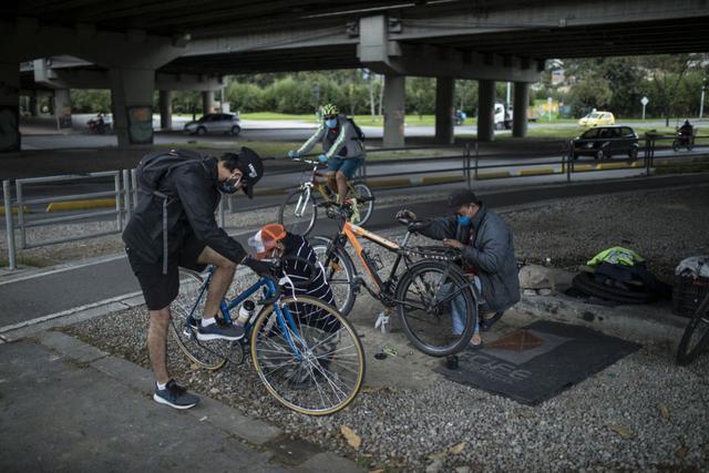 FOTO 1 | En marzo, Bogotá capturó la atención mundial al crear una red de bicicletas de emergencia para ayudar a los trabajadores esenciales a desplazarse durante los primeros días de la crisis del covid-19. Al igual que esfuerzos similares en París, Milán y muchas ciudades europeas, el rápido.
