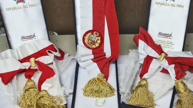 Las bandas fabricadas por la familia Gutiérrez también las lucen los ministros, autoridades diversas y también la vistió, en su versión argentina, el último presidente ungido en ese país: Mauricio Macri. (Foto: Agencia Andina)