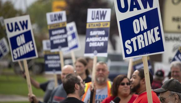 Miembros de United Auto Workers hacen huelga en la planta de ensamblaje Delta de General Motors Lansing en Lansing, Michigan.