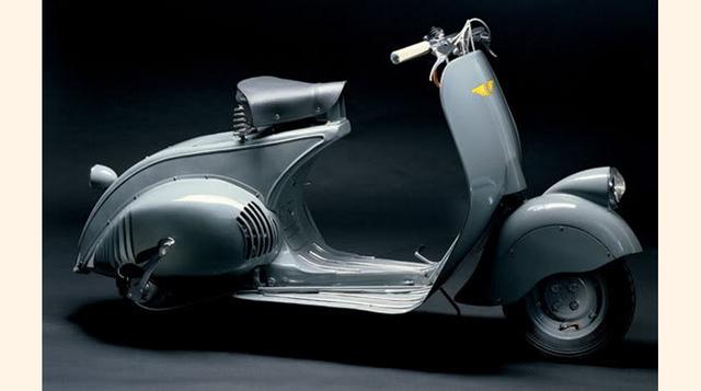 Así fue que en 1945 se llegó a un modelo casi definitivo, que al mirarlo por primera vez Enrico exclamó ¡Parece una avispa!, dando sin querer el nombre comercial  que luego usaría el modelo (vespa en italiano significa avispa).