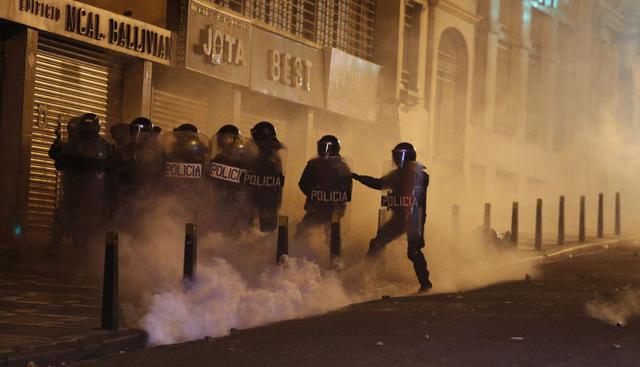 Los incidentes se prolongaron hasta la medianoche, con choques con la policía, que empleó gases lacrimógenos para dispersar a los violentos. (Foto: AP)