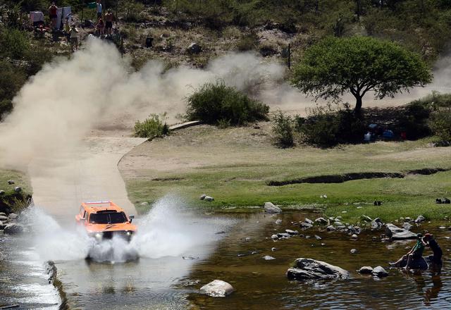 FOTO 10 | 80,000 COMIDAS. Durante los días de la competición, la organización repartirá unas 7,000 comidas diarias para las personas que cubrirán todo su recorrido, lo que supone alrededor de 80,000 raciones durante las dos semanas en las que se desarrollará el raid. (Foto: AFP)
