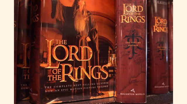 El Señor de los Anillos (J.R.R. Tolkien). 103 millones de copias. Es una novela de fantasía épica. Su historia se desarrolla en la Tercera Edad del Sol de la Tierra Media, un lugar ficticio poblado por hombres y otras razas antropomorfas como los hobbits,