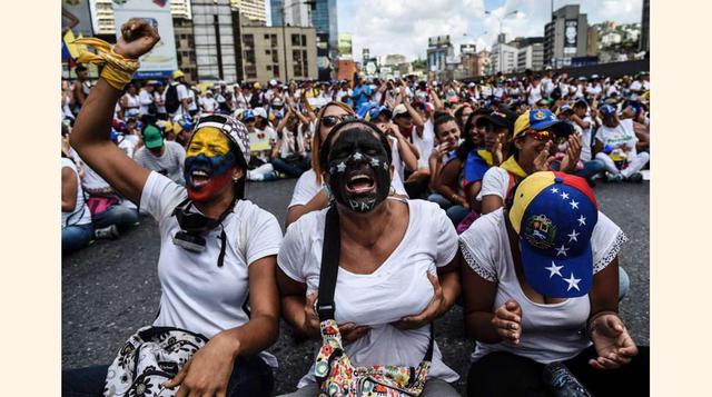 Activistas de la oposición protestan contra el gobierno de Nicolás Maduro durante la marcha de mujeres del 6 de mayo de 2017 en Caracas.(foto: Juan Barreto).