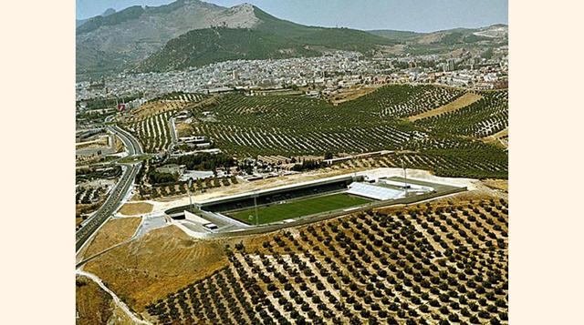 Vista del Nuevo Estadio La Victoria, de Jaén, entre colinas de olivos, obra del estudio Rubiño García Márquez.