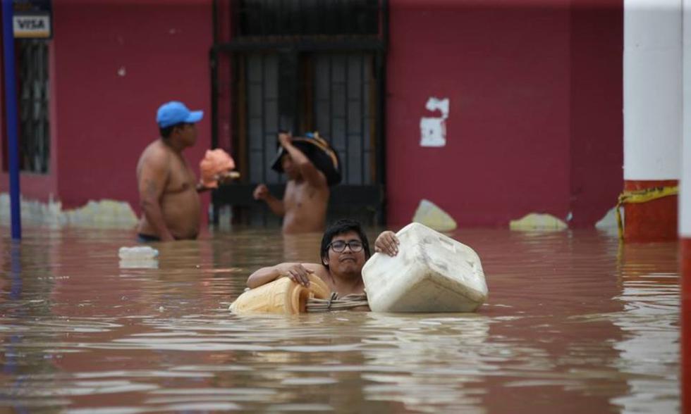 Pobladores del distrito de Castilla evacuan ante inundación por desborde del río Piura. (Fuente: Andina)