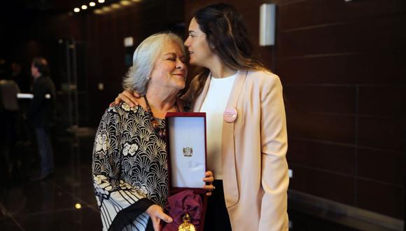Entrega de la Orden del Sol de manera póstuma a la cantante y compositora Chabuca Granda, en representación su hija Teresa Fuller Granda. (Foto: Andina)