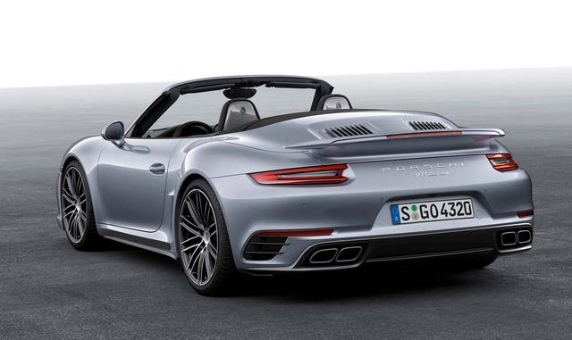 Gran parte de ese carácter hay que atribuírsela al motor bóxer doble turbo de seis cilindros y 3.8 litros de Porsche. Es el mismo que conocimos y nos enamoró en el 911 Turbo Cupé, pero con 20 caballos de fuerza más que el modelo descapotable del año pasad