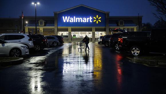 Un comprador empuja un carrito por el estacionamiento de un Walmart en la mañana del Viernes Negro en Wilmington, Delaware, el 25 de noviembre de 2022. (Foto de Samuel Corum / AFP)