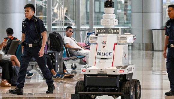 Los robots de patrulla están equipados con cámaras, sensores, altavoces, pantalla, y pueden emitir luces o sirenas. (Foto: AFP)