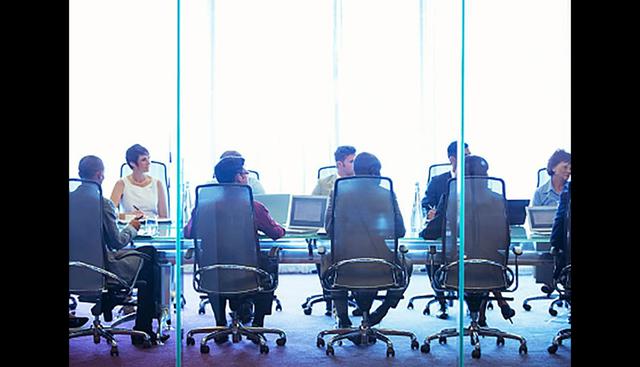 FOTO 4 | 4. QUE TE RECONOZCAN
image
Lo que se consigue con un nombre que englobe los atributos de la empresa o del producto. Por ejemplo. Sveltesse es un queso de Nestlé que expresa con gran precisión la propia misión del producto: evitar que te aporte un exceso de calorías para poder 1ener una buena figura. Un nombre de este tipo facilita los procesos de compra a los consumidores. Propicia que se repitan y representa un ahorro de tiempo en las adquisiciones. Además, si nuestro nombre alcanza cierta notoriedad entre los públicos puede convertirse en genérico: Dodotis, como ejemplo de pañales o Kleenex, en lugar de pañuelos de papel, etc.