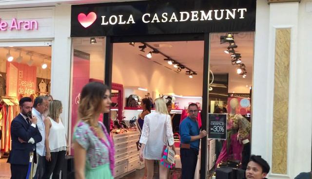 Foto 5 |  La firma española de moda y complementos Lola Casademunt planea dar el salto a nuevos mercados internacionales. Y su objetivo en el mediano plazo es llegar a Latinoamérica a través de franquicias, un mercado que considera que encaja muy bien con sus colecciones. En este plan de expansión tiene como países prioritarios llegar al mercado peruano, además de Panamá, Colombia, México, el Caribe y también la ciudad de Miami. La firma está presente en más de 700 establecimientos multimarcas en España y tiene presencia en Francia, Italia y Portugal.  (Foto: Youtube)