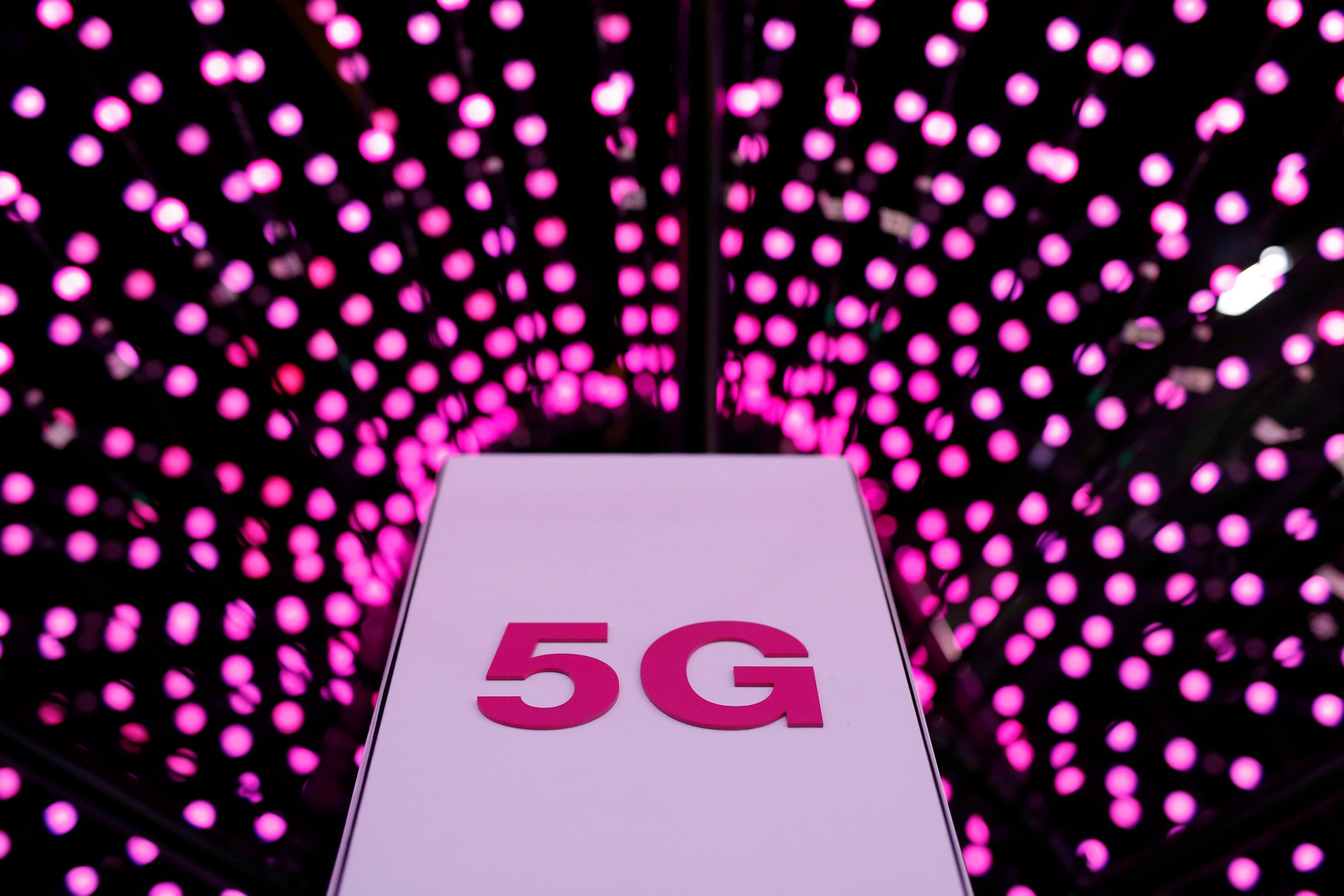Cada vez falta menos tiempo para la llegada del 5G al Perú. Sin embargo, la infraestructura existente no es suficiente ni para la red actual. (Foto: AFP)