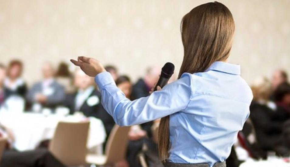 FOTO 1 | 1. Para convencer, hablar bonito no es lo primero.

Apenas me di cuenta de esta verdad, cuando decidí que mis alumnos no solamente aprenderían técnicas de oratoria, redacción y comunicación, sino que les ayudaría a dar el siguiente paso a la vez que yo mismo intentaba descubrirlo.

Por ese entonces iniciaba mi licenciatura en Derecho. Los primeros dos semestres causaron un hondo impacto en mí, y me abrieron la puerta a un mundo fascinante de lógica, razón y estructura. Aprendí que, ante los jueces y magistrados, poco valen los recursos histriónicos: lo que vale es el argumento, la ley, la razón y la verdad.