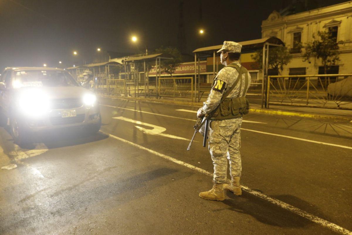 La PNP y las Fuerzas Armadas supervisaron la aplicación de la inmovilización social obligatoria. (Foto: GEC)