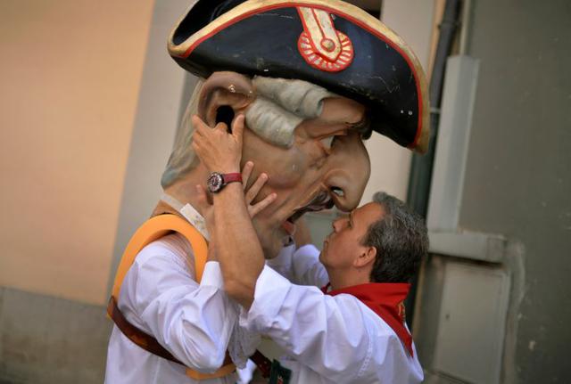 Agárrame la cabeza un ratito. Además de heridos, toros y artistas callejeros, en las rúas de Pamplona también se observa a los gigantes y cabezudos Kilikis durante las fiestas de San Fermín. (Foto: Reuters)