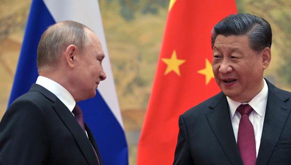 El presidente de Rusia, Vladimir Putin (izq.), y su homólogo de China, Xi Jinping, llegan para una reunión en Pekín, el 4 de febrero de 2022. (Alexei Druzhinin / Sputnik / AFP).