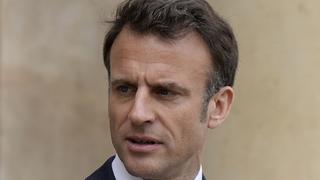 Macron promulga su impopular reforma de las pensiones en Francia pese a las protestas