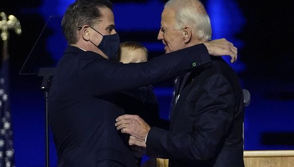Presidente electo Joe Biden, a la derecha, intercambia un abrazo con su hijo Hunter Biden, en Wilmington, Delaware. (Foto: AP)