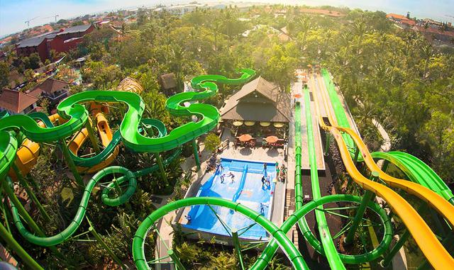 Waterbom Bali (Kuta, Indonesia). De ambiente tropical, el Waterbom cuenta con una jungla, un muro de escalada, un aterrador 'Boomerang', una amplia sección infantil y, sobre todo el imperdible 'Pipeline', un tobogán de 150 metros de la