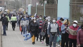 Colas, demoras y aglomeraciones en la vacunación contra el COVID-19 en parque zonales