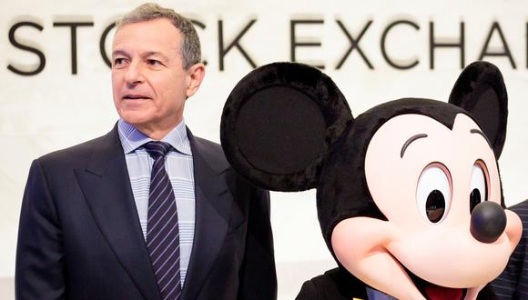 Bob Iger el CEO de Walt Disney Company, acompañado de la mascota Mickey Mouse. EFE/EPA/JUSTIN LANE
