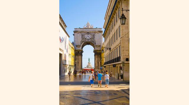 Rua Augusta (Lisboa). Lisboa tiene el encanto de lo viejo, de lo nuevo y de la mezcla de ambos en una simbiosis inigualable. Rua Augusta es una de sus avenidas más conocidas, un paseo comercial necesario aunque no se compre ni una pipa: es una calle ampli